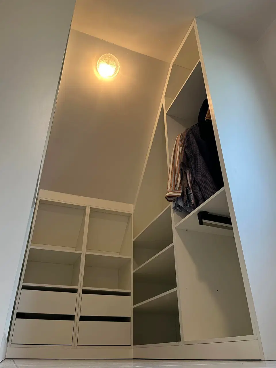Un dressing ouvert sous comble, éclairé au plafond — pendant les travaux