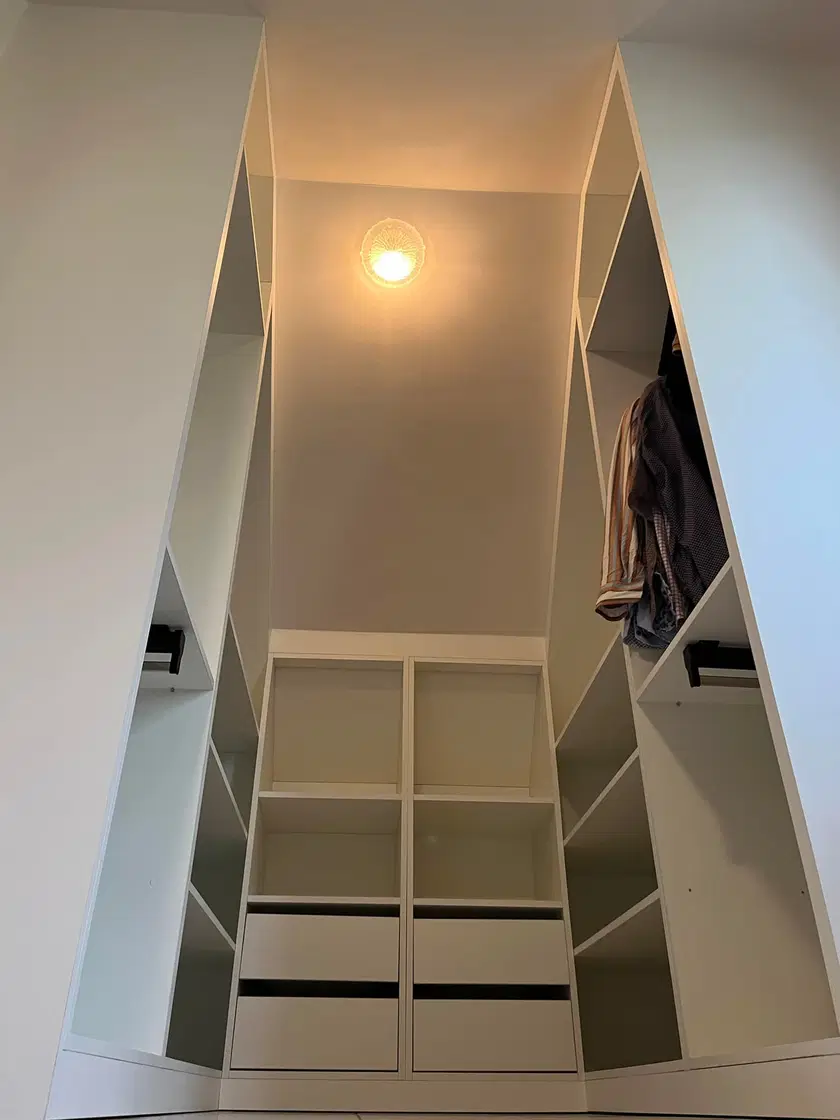 Un dressing ouvert sous comble, éclairé au plafond