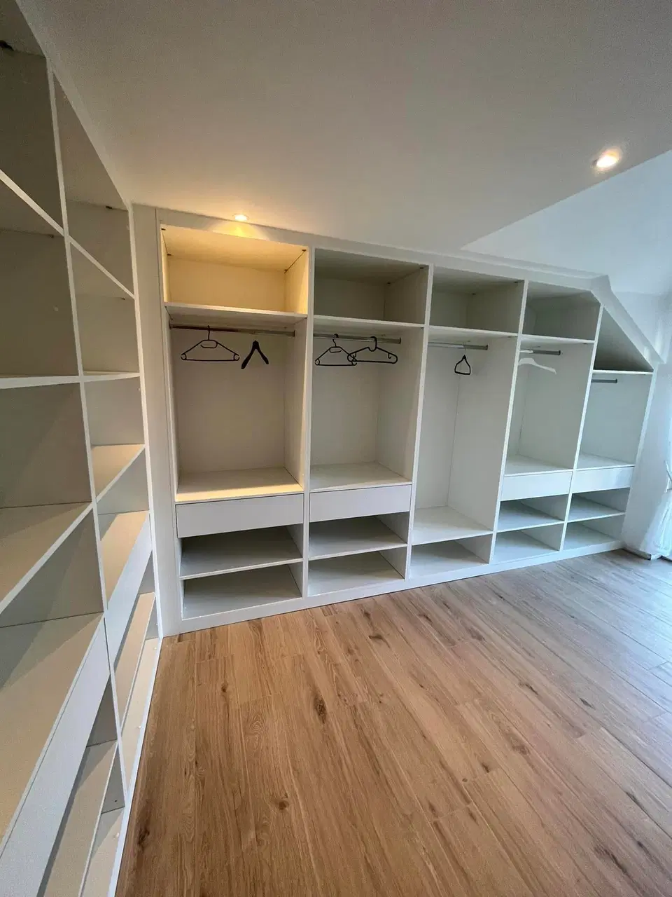 Un dressing ouvert, tout en étagères