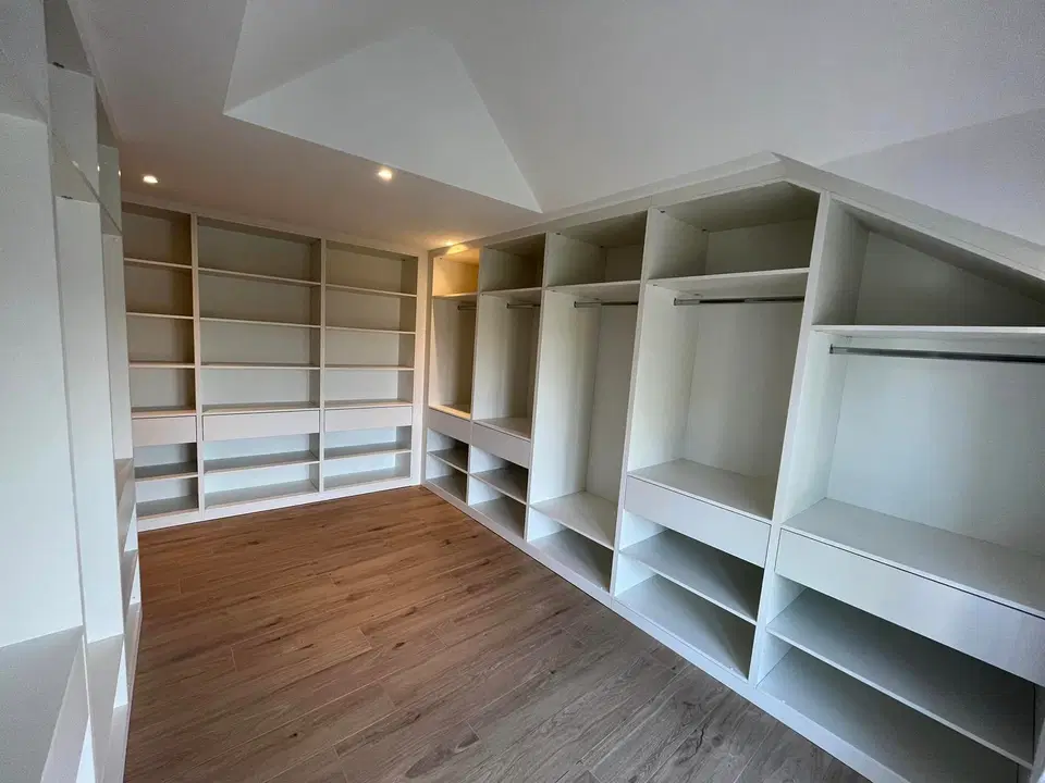 Un dressing ouvert, tout en étagères — au début du chantier