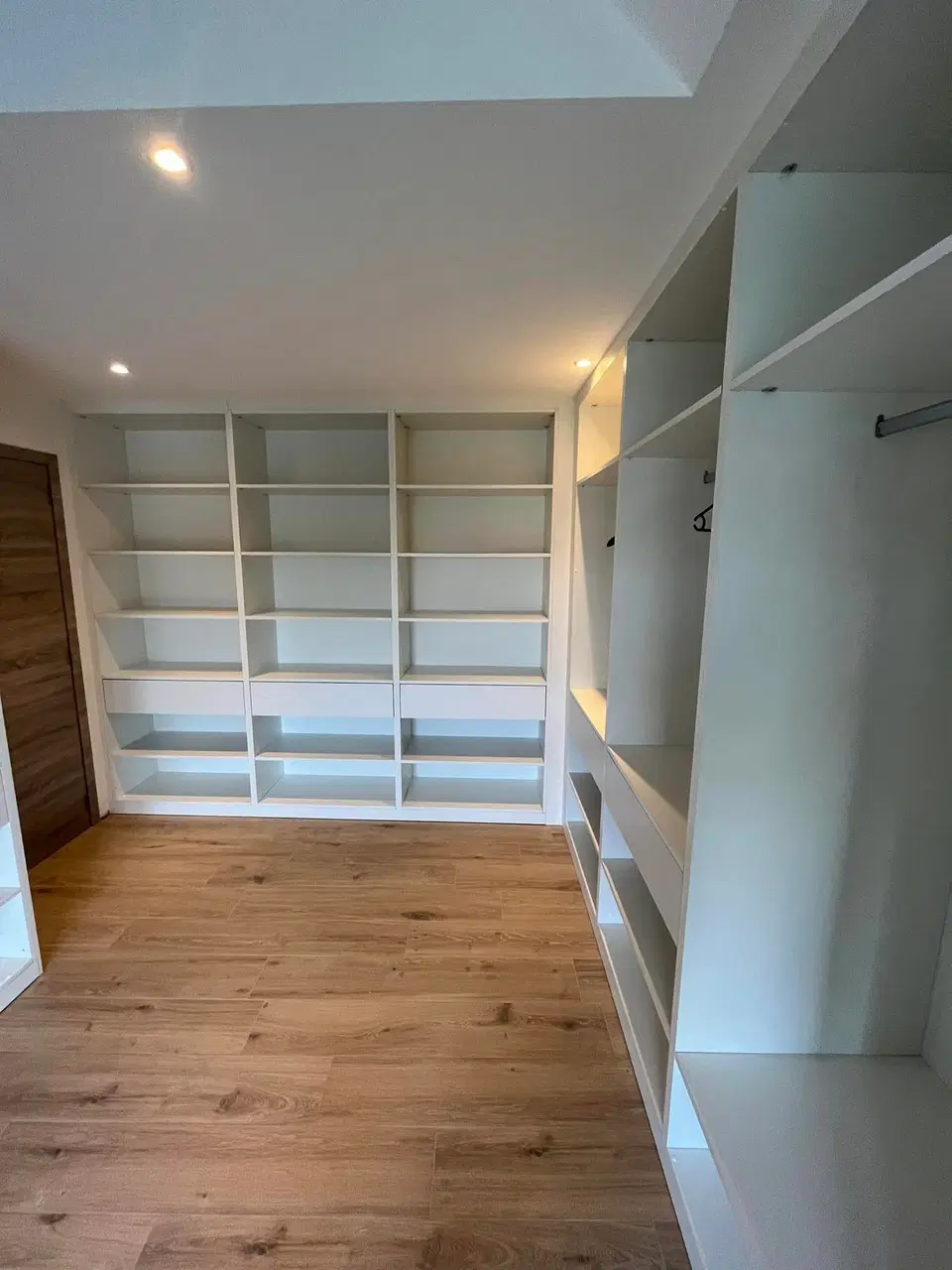 Un dressing ouvert, tout en étagères — pendant les travaux