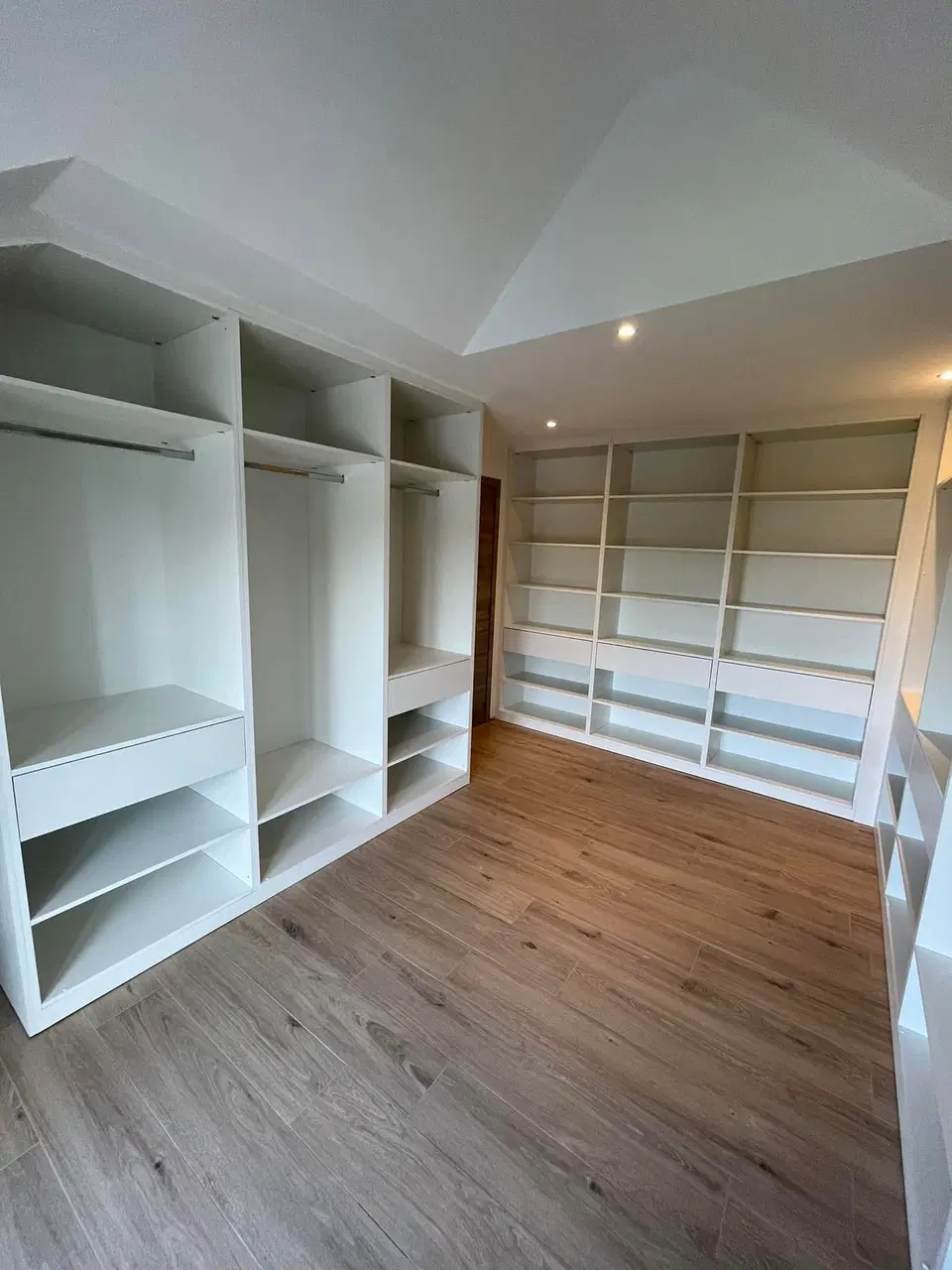 Un dressing ouvert, tout en étagères — pendant les travaux