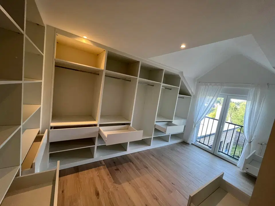 Un dressing ouvert, tout en étagères — vers la fin du chantier