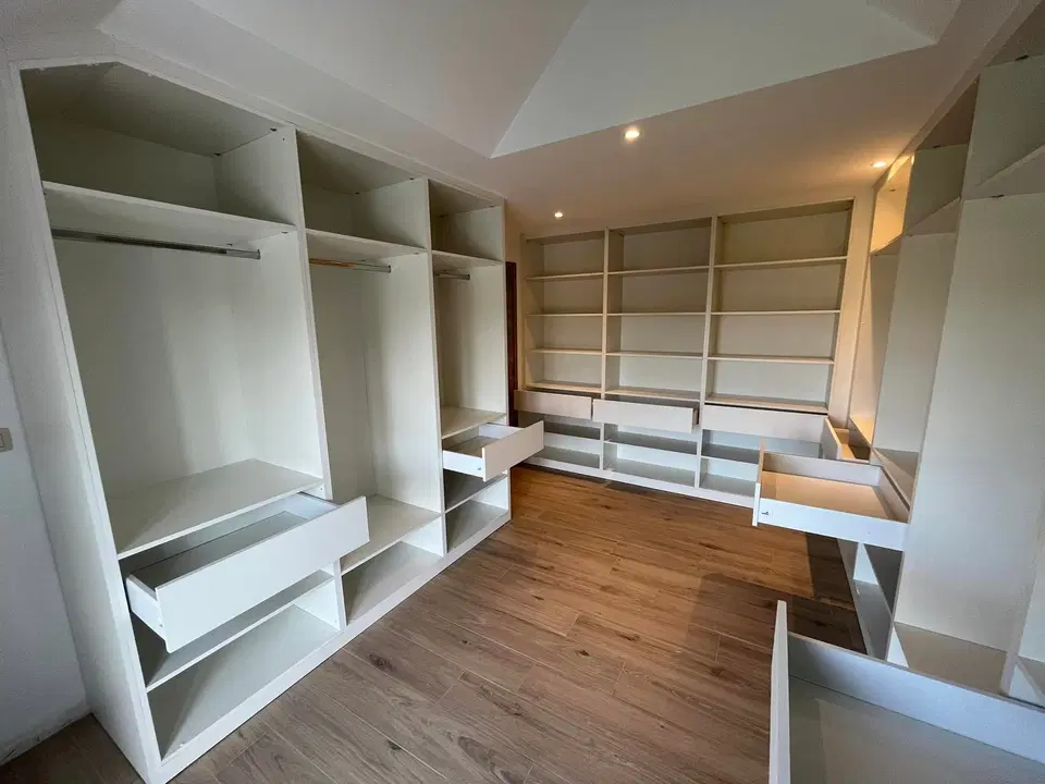 Un dressing ouvert, tout en étagères — vers la fin du chantier