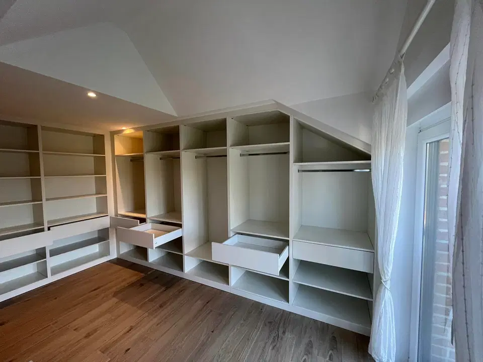 Un dressing ouvert, tout en étagères — en fin de chantier