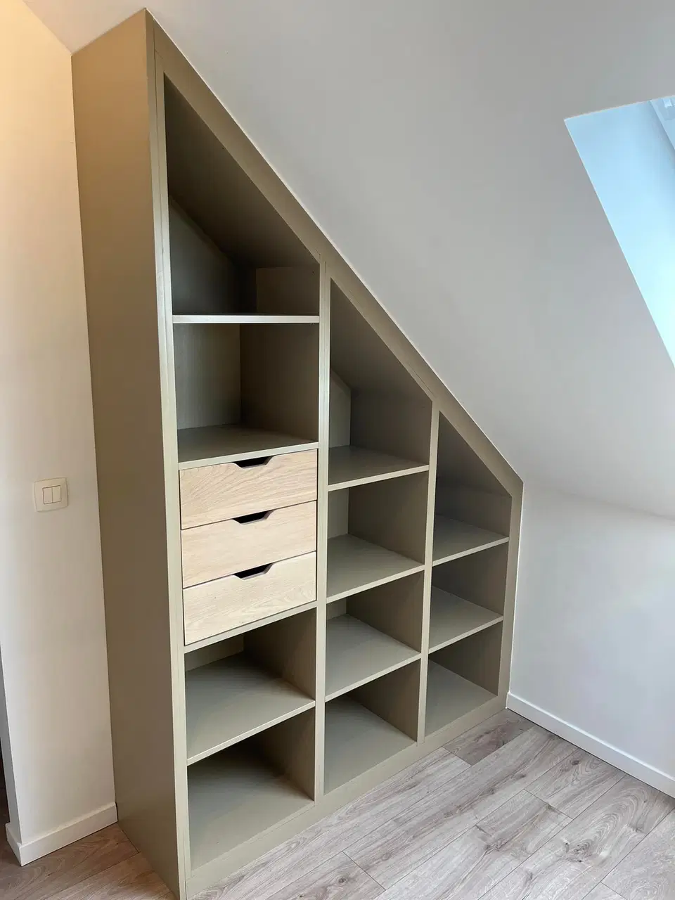 Un dressing sous comble, façades blanches et casiers — en fin de chantier