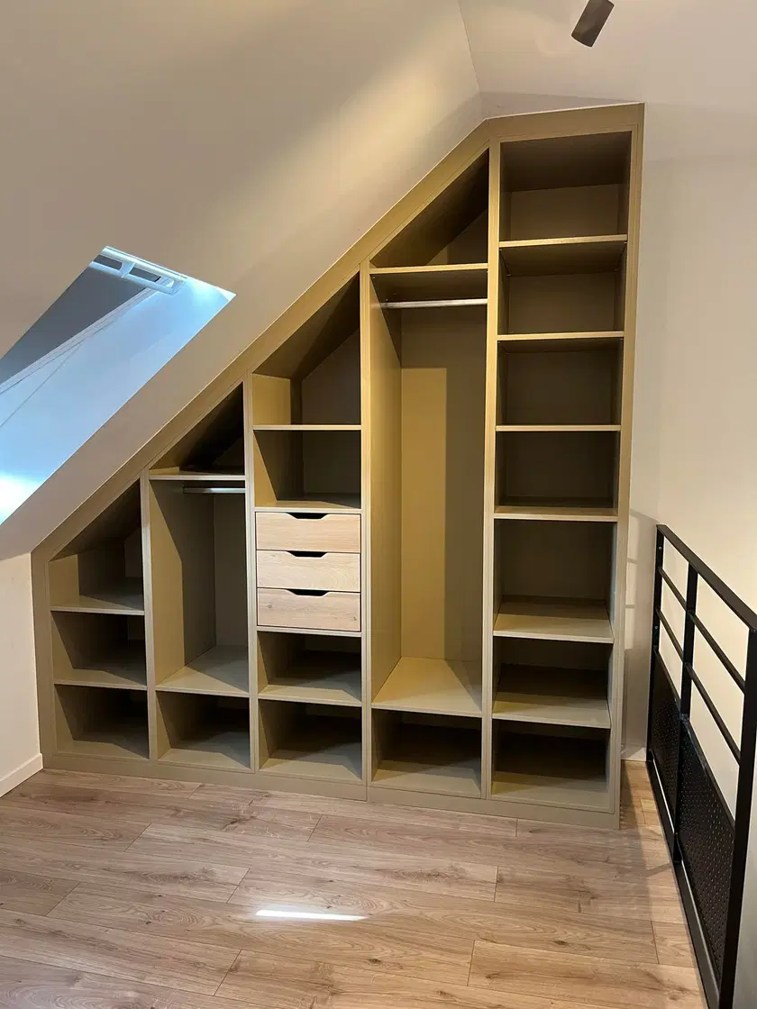 Un dressing sous comble, façades blanches et casiers