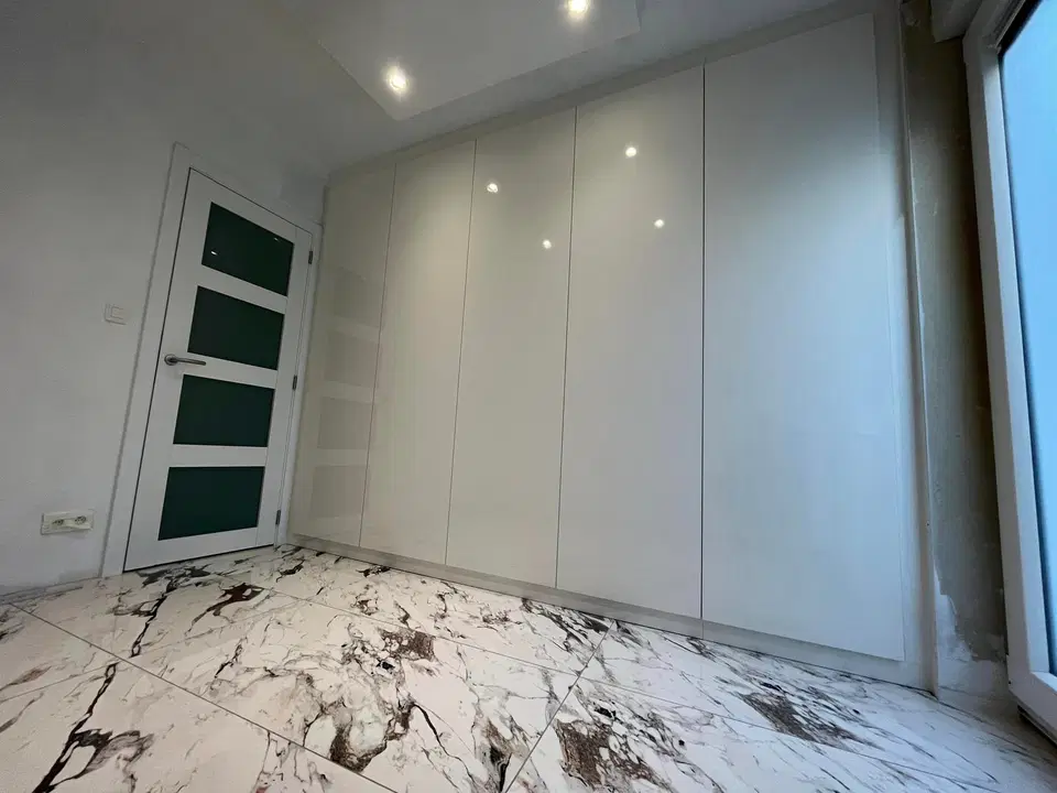 Un dressing toute hauteur sur un sol marbré