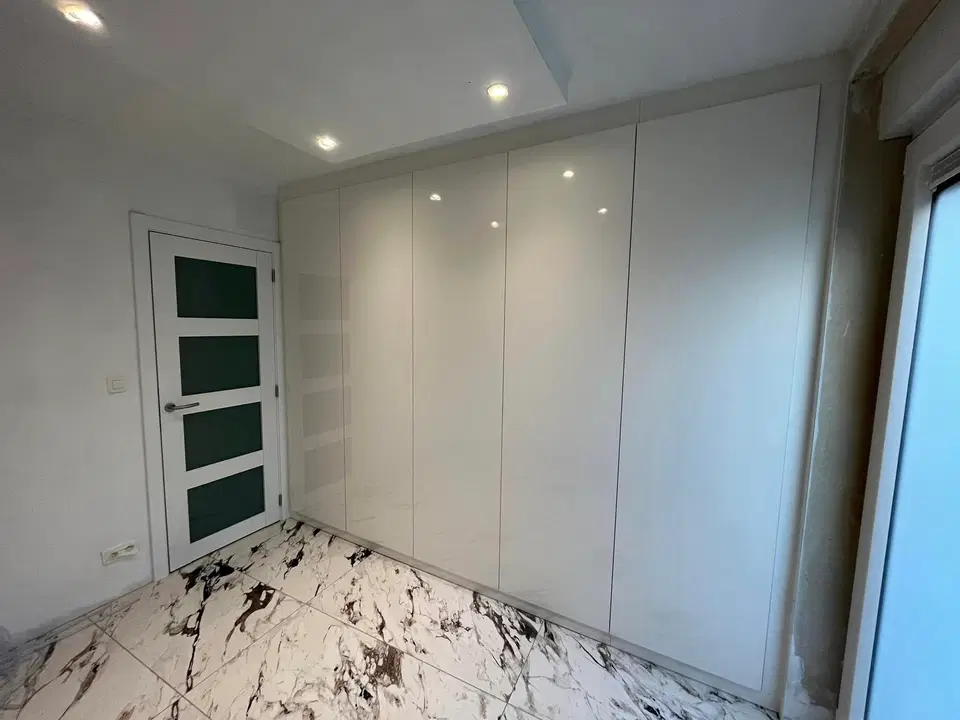 Un dressing toute hauteur sur un sol marbré — au début du chantier