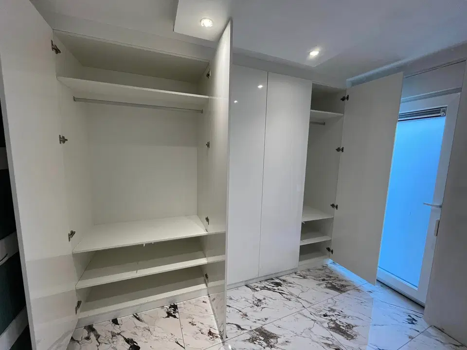 Un dressing toute hauteur sur un sol marbré — vers la fin du chantier