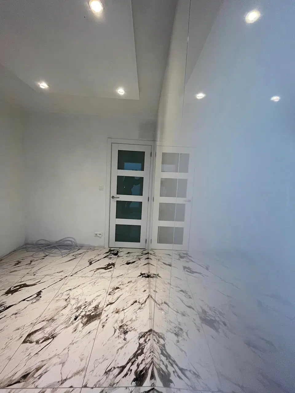 Un dressing toute hauteur sur un sol marbré — en fin de chantier