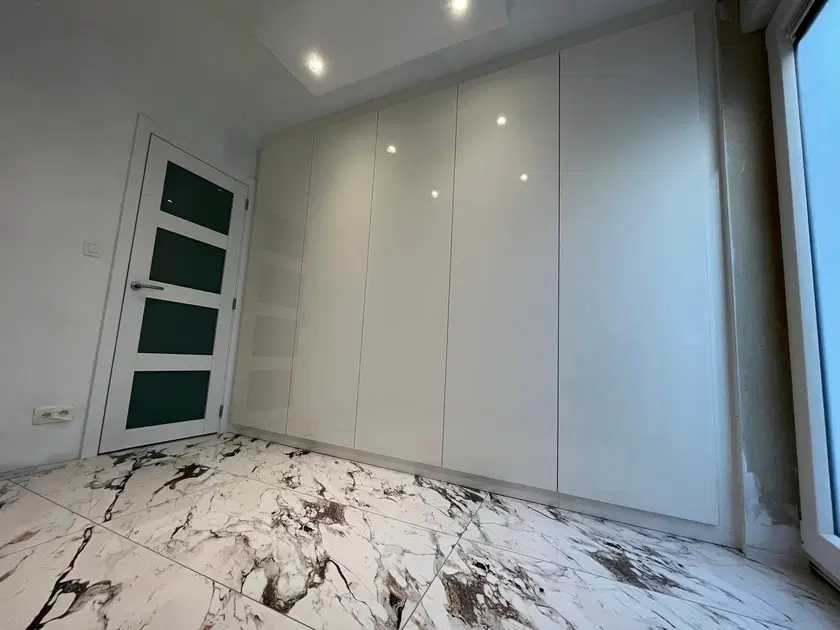 Un dressing toute hauteur sur un sol marbré