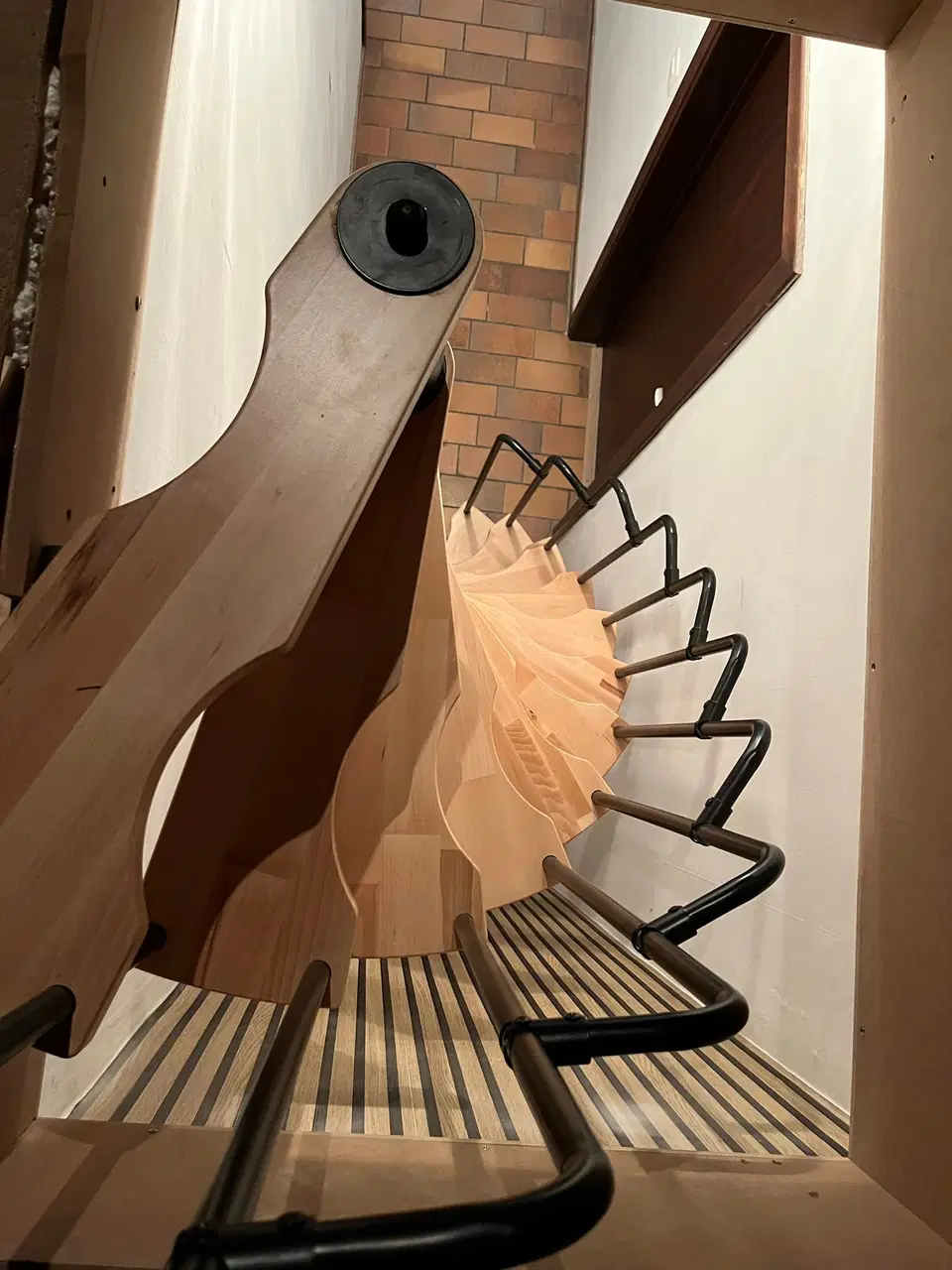 Un escalier a limon metallique et marches de bois — pendant les travaux