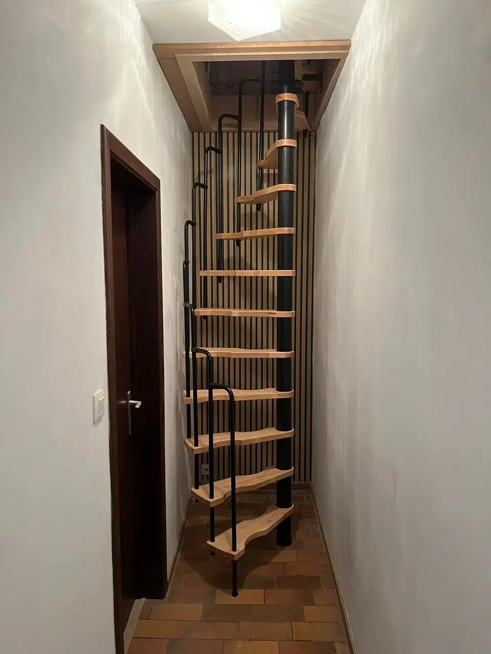Un escalier a limon metallique et marches de bois — en fin de chantier