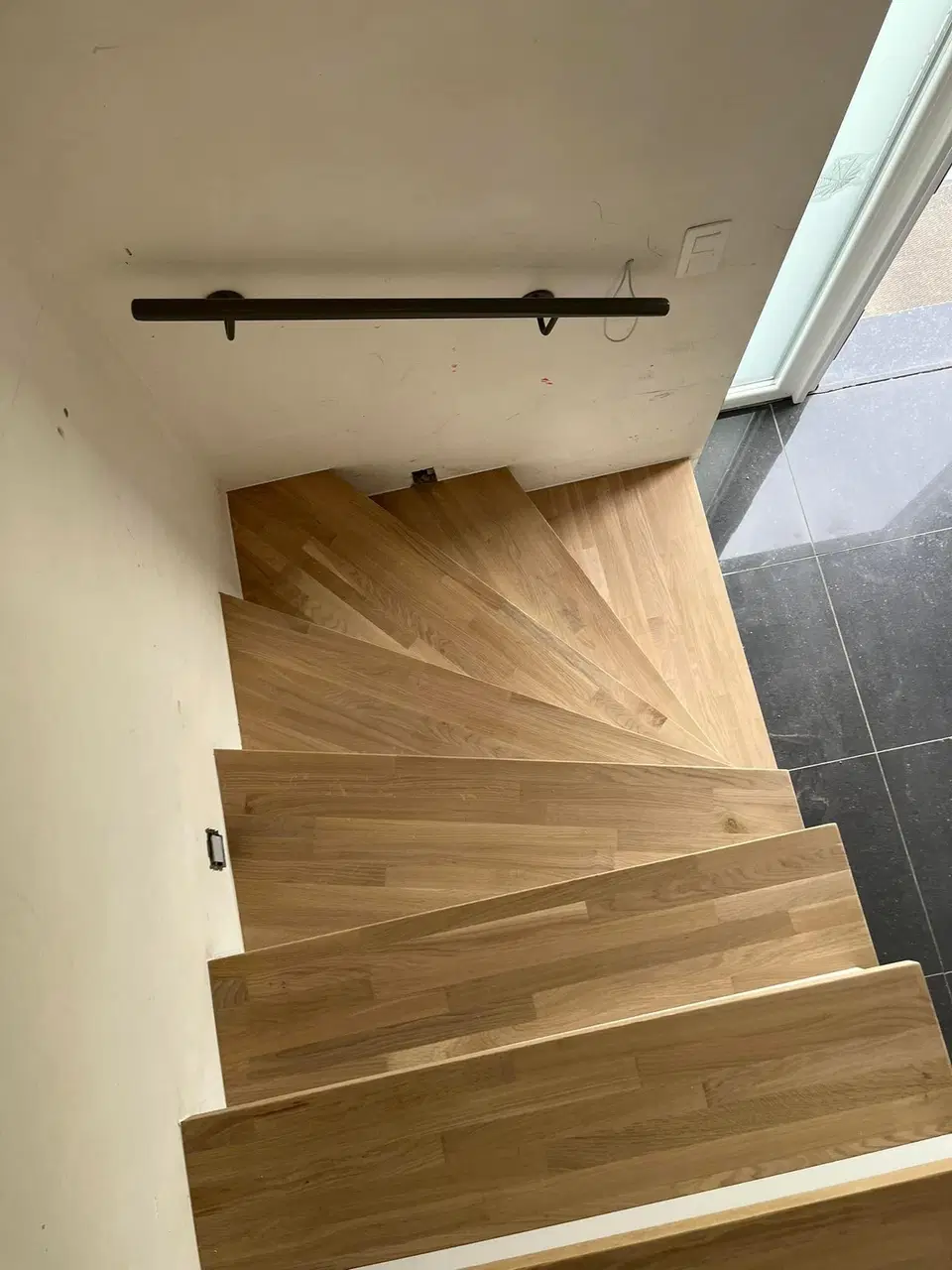 Un escalier béton recouvert de marches en chêne