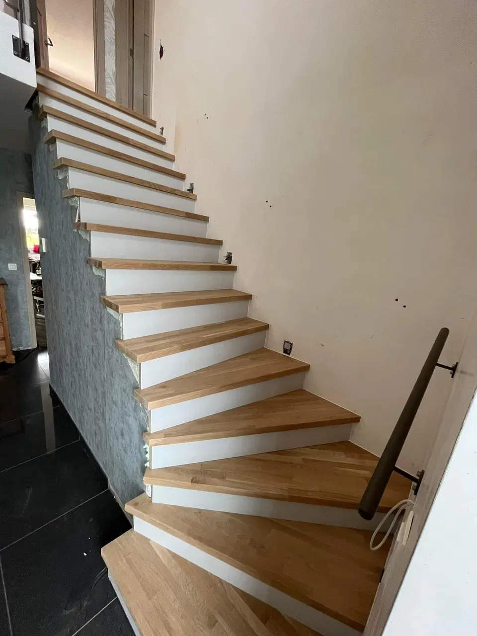 Un escalier béton recouvert de marches en chêne — au début du chantier