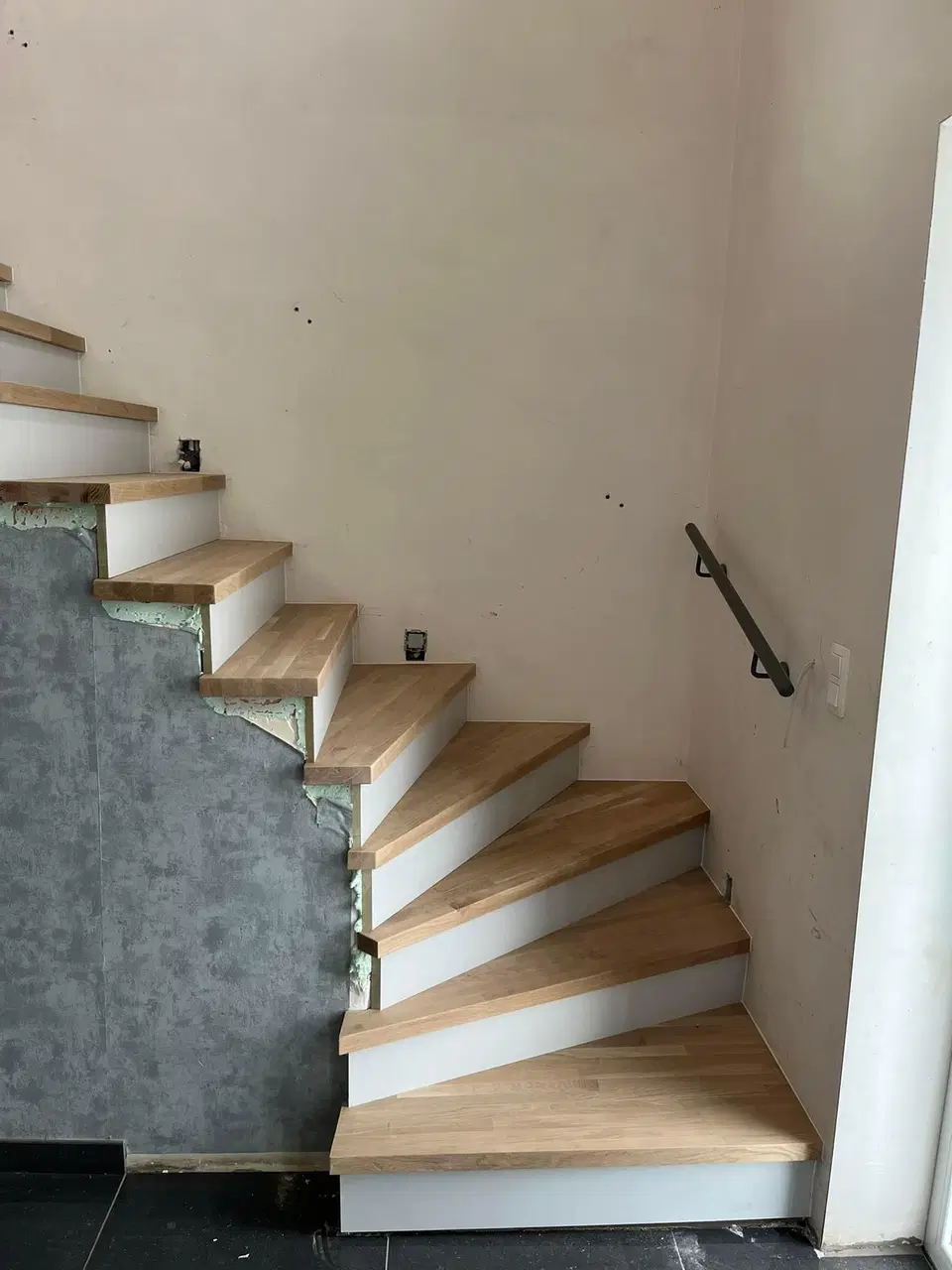 Un escalier béton recouvert de marches en chêne — pendant les travaux