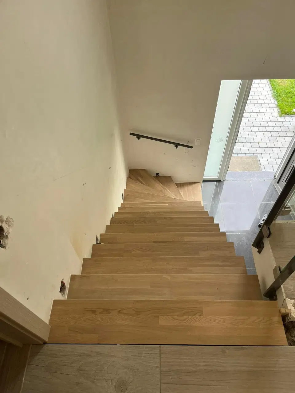 Un escalier béton recouvert de marches en chêne — pendant les travaux