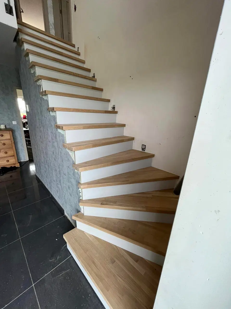 Un escalier béton recouvert de marches en chêne — en fin de chantier