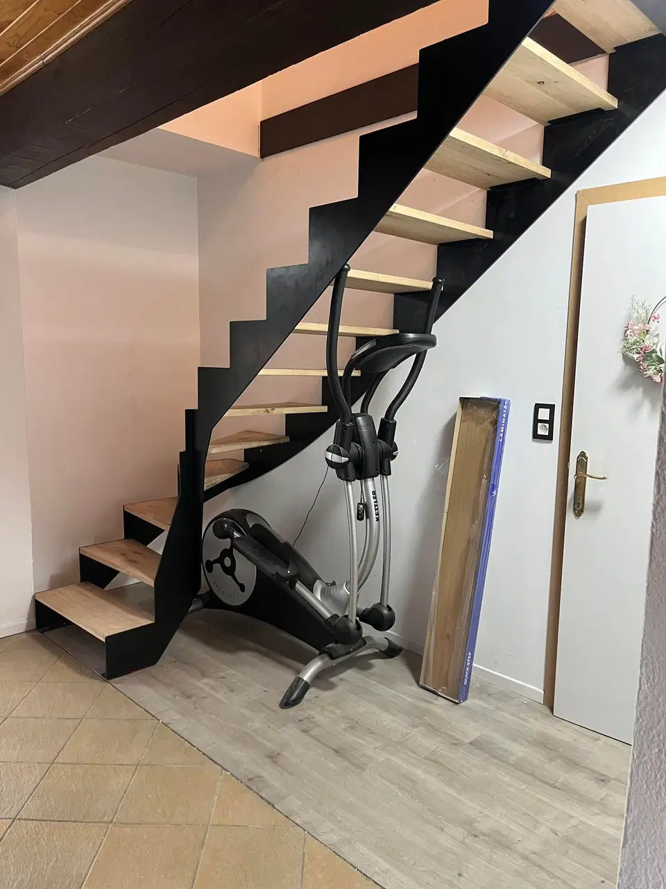 Escalier en acier noir et marches en chêne — vers la fin du chantier