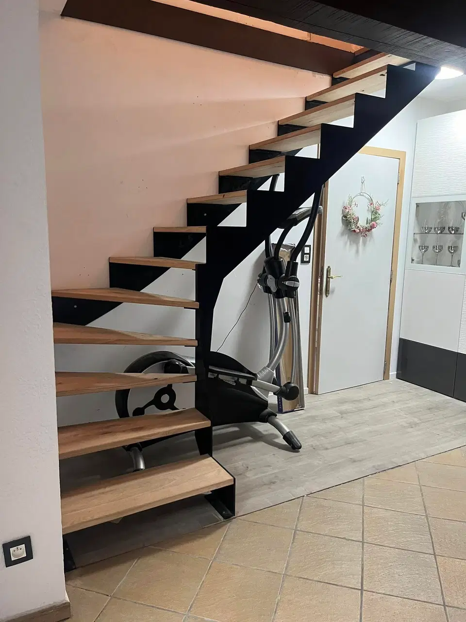 Escalier en acier noir et marches en chêne — en fin de chantier