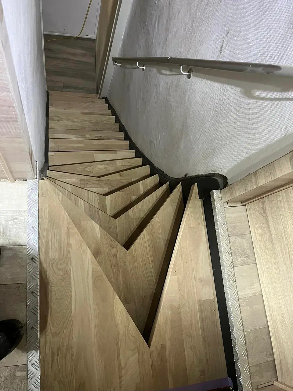Un escalier existant recouvert de marches en bois — au début du chantier