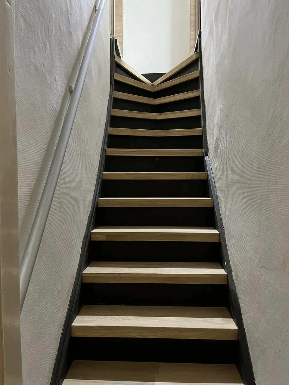 Un escalier existant recouvert de marches en bois — vers la fin du chantier