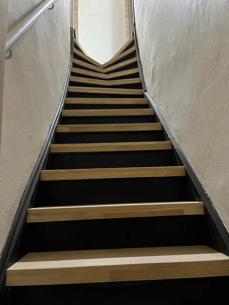 Un escalier existant recouvert de marches en bois — en fin de chantier