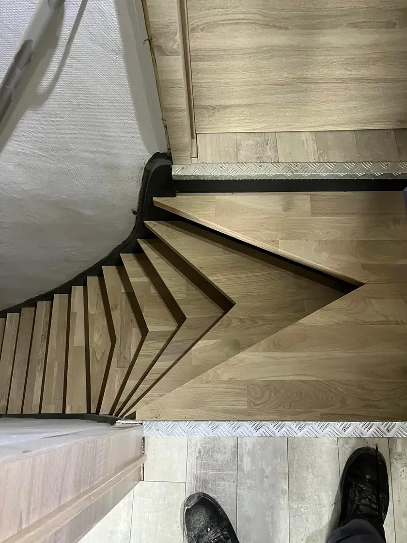 Un escalier existant recouvert de marches en bois
