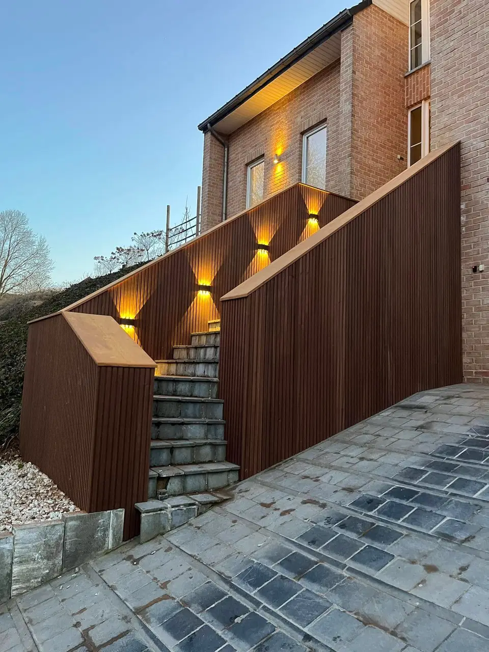 Un escalier extérieur habillé d’Ayous