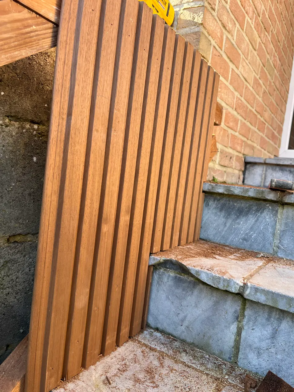 Un escalier extérieur habillé d’Ayous — au début du chantier