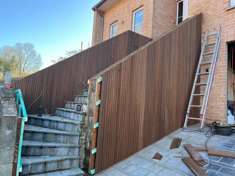 Un escalier extérieur habillé d’Ayous — pendant les travaux