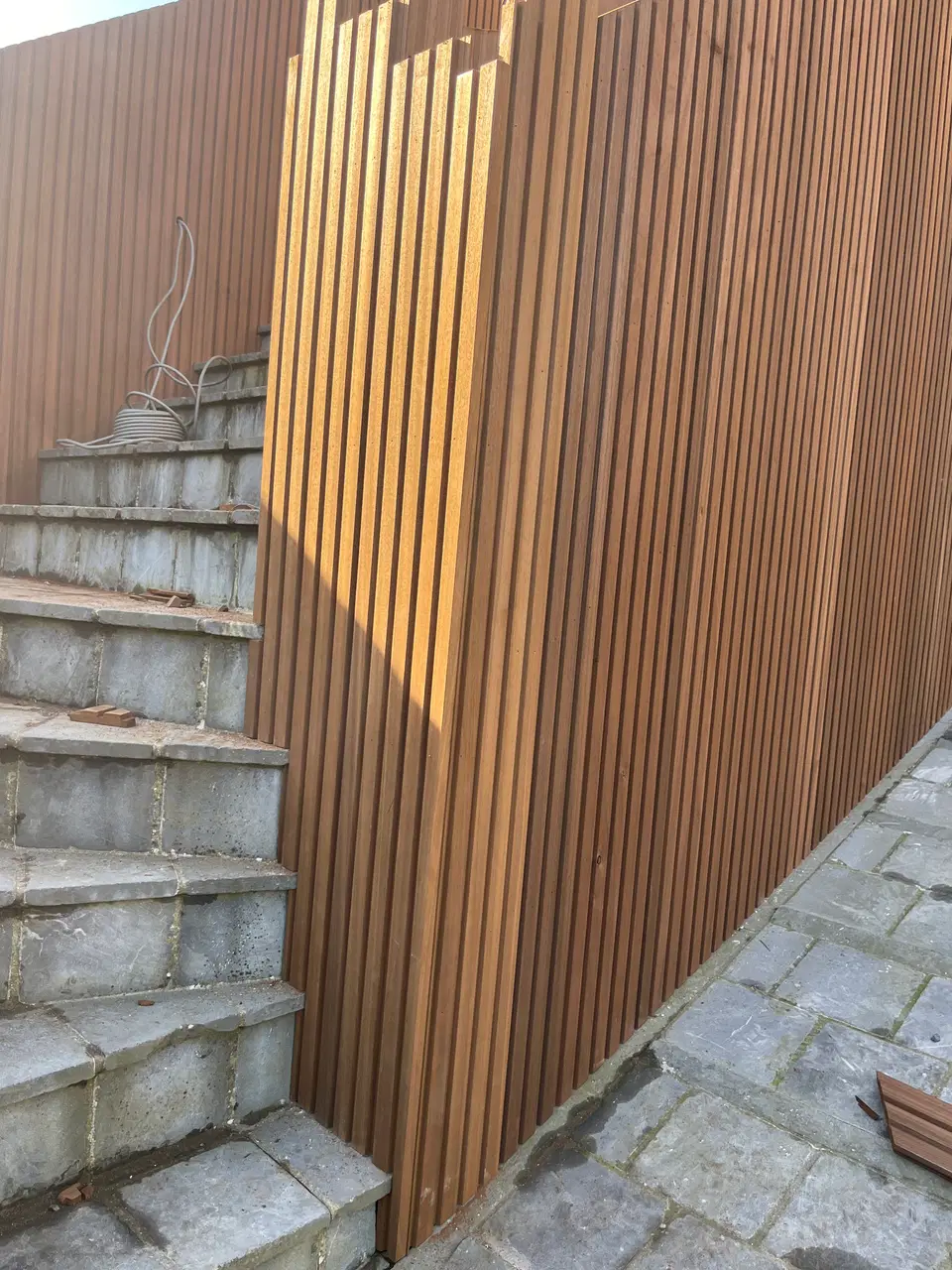 Un escalier extérieur habillé d’Ayous — pendant les travaux