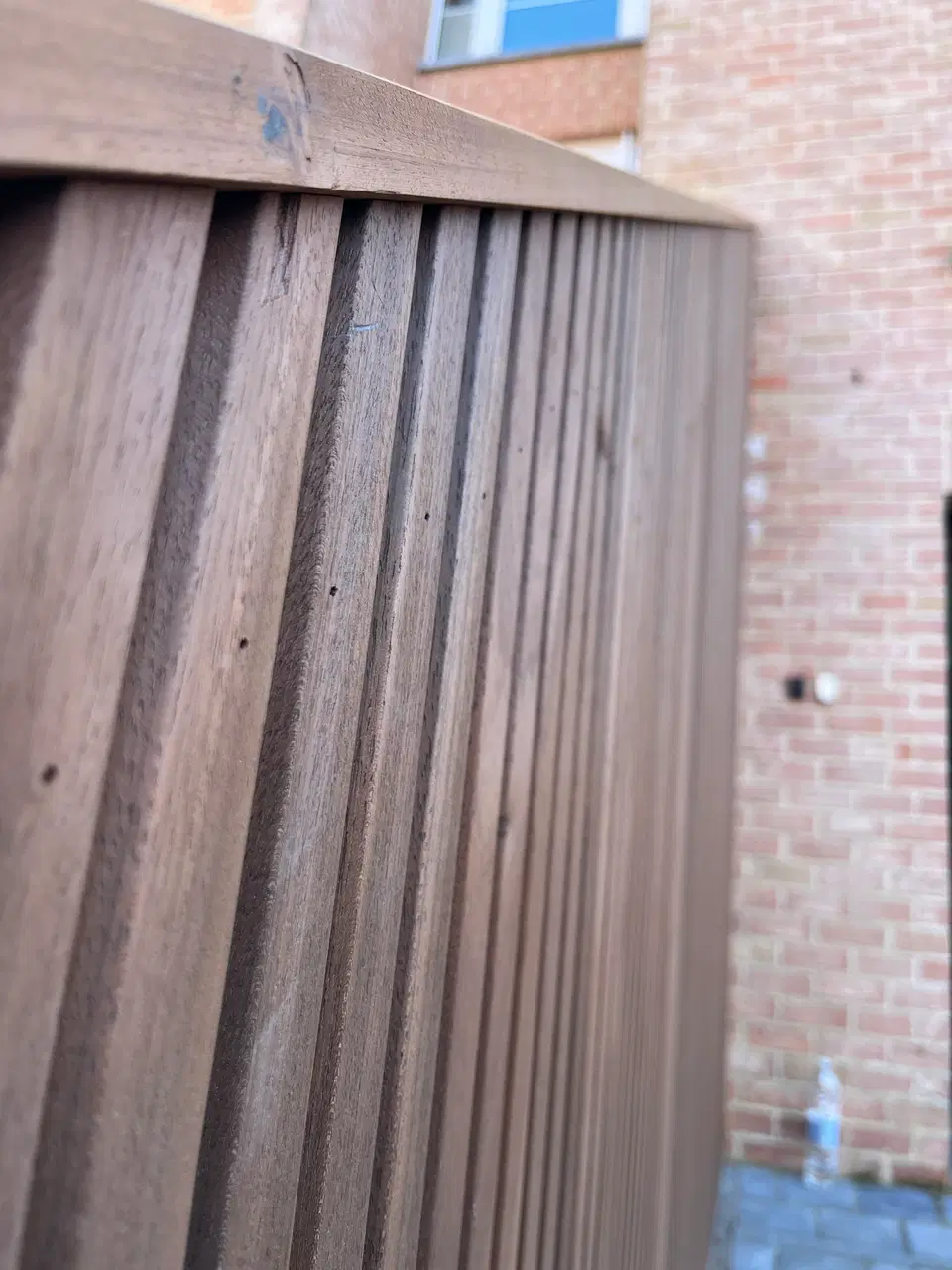 Un escalier extérieur habillé d’Ayous — pendant les travaux
