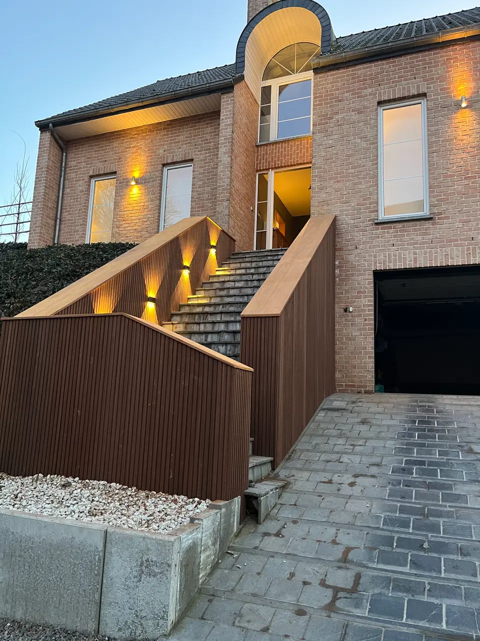 Un escalier extérieur habillé d’Ayous — vers la fin du chantier
