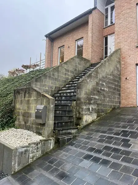 Un escalier extérieur habillé d’Ayous — vers la fin du chantier