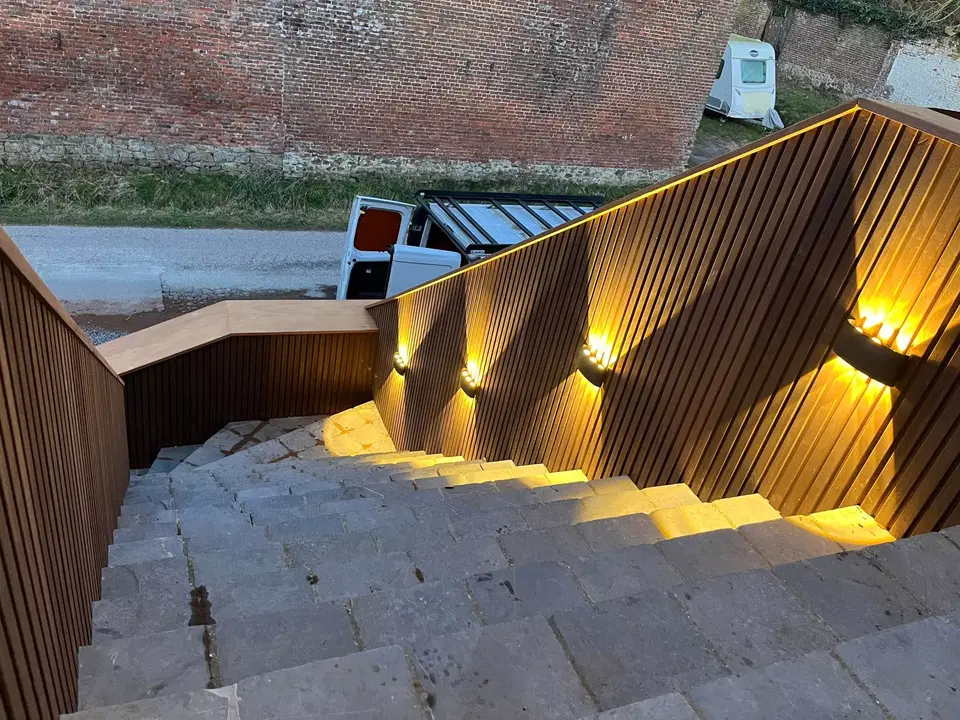 Un escalier extérieur habillé d’Ayous — vers la fin du chantier
