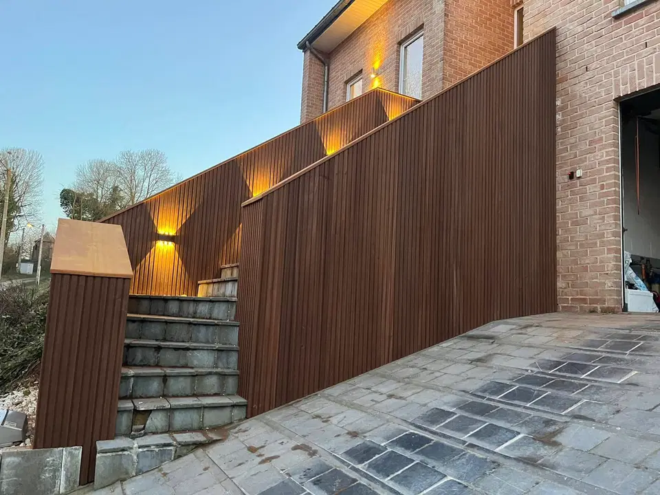 Un escalier extérieur habillé d’Ayous — en fin de chantier