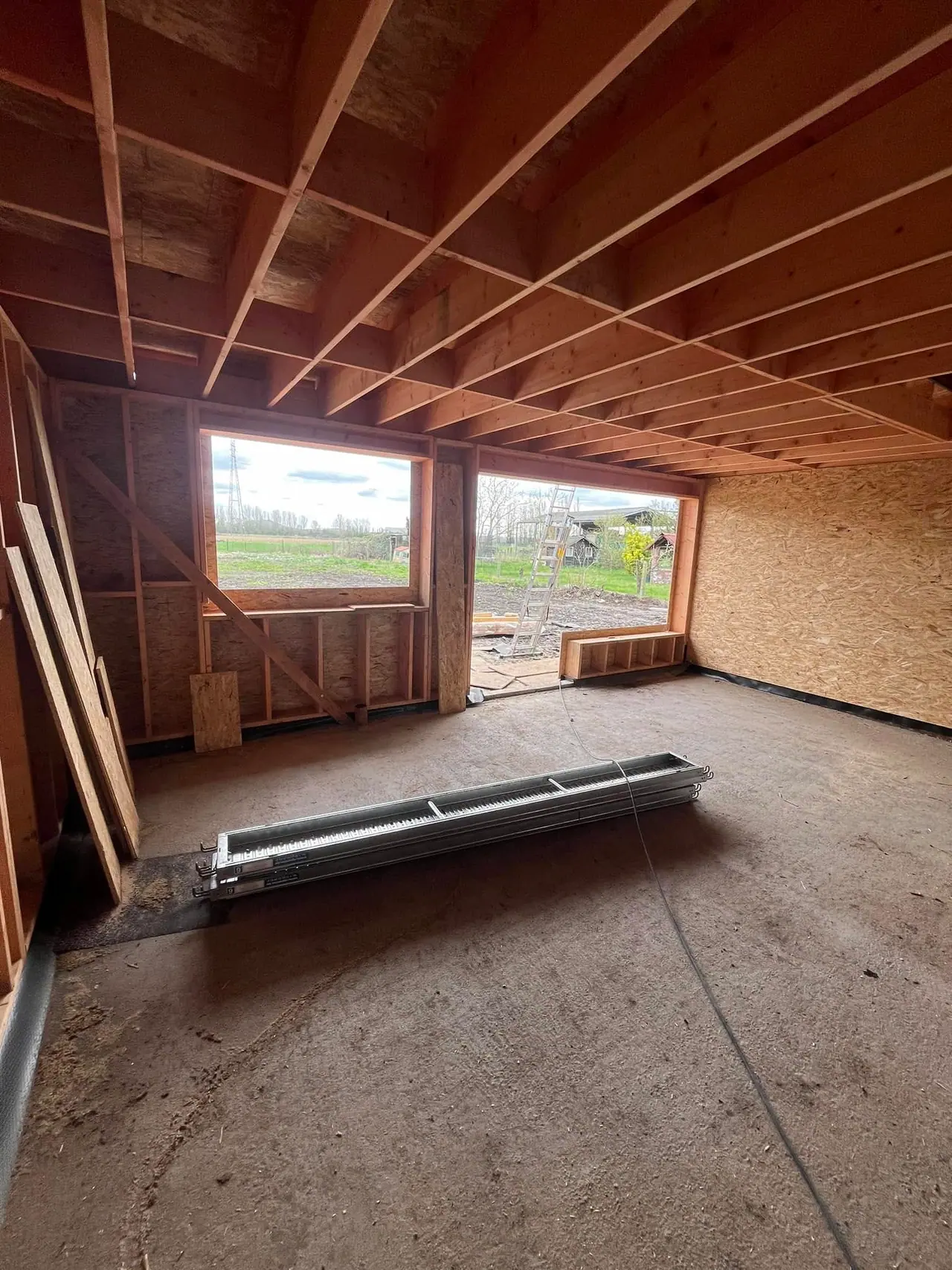 Vue intérieure de la structure de plafond en bois, lumière entrant par l’ouverture