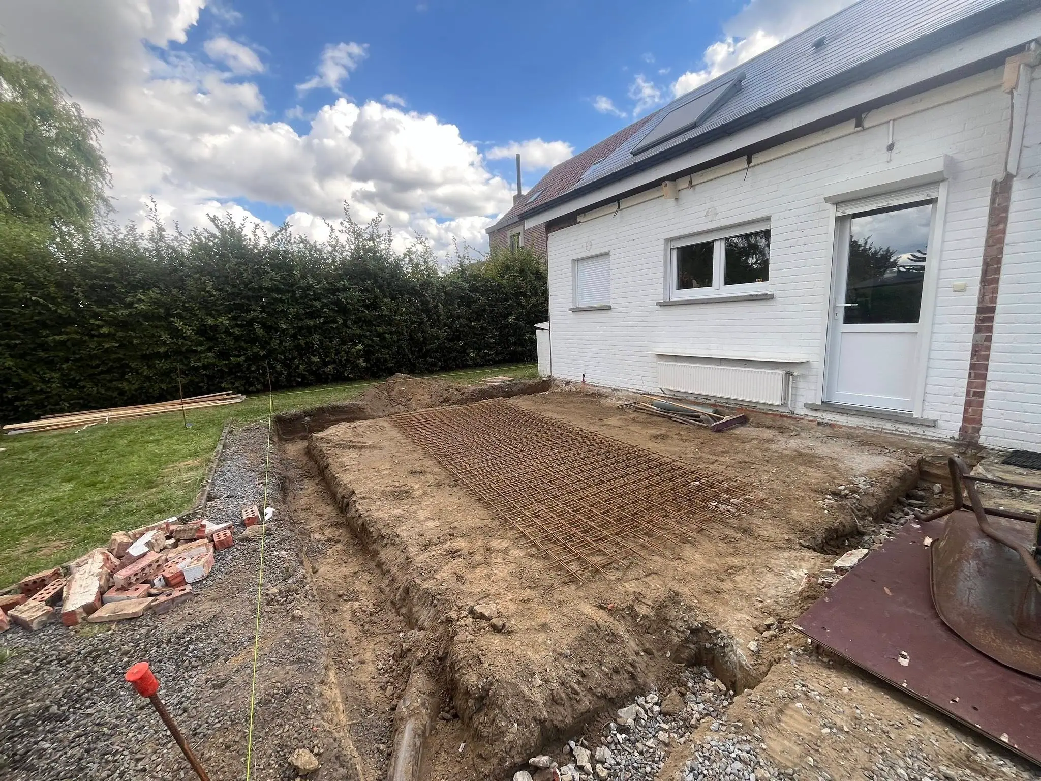 Terrassement et treillis d’armature devant la maison