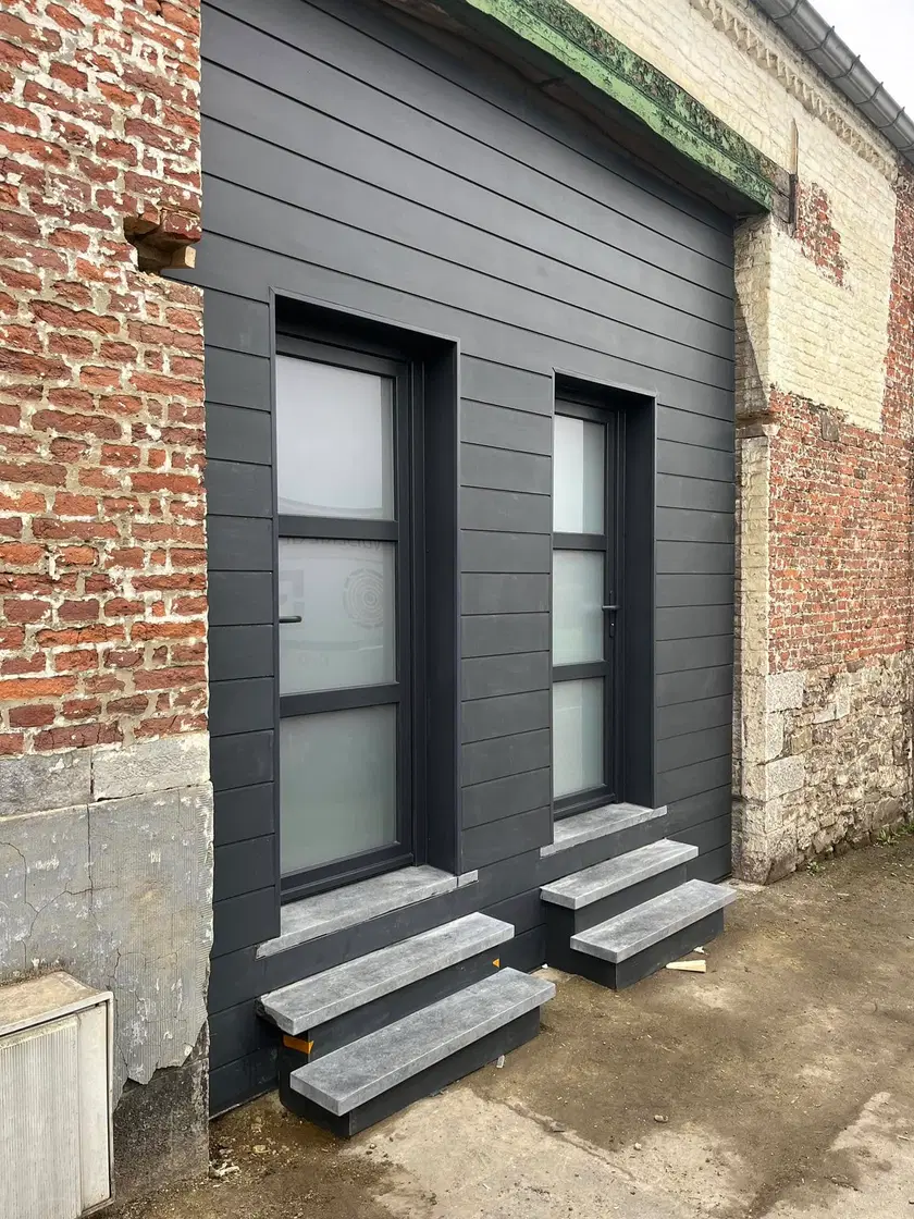 Une façade de bâti ancien rhabillée en fibres-ciment