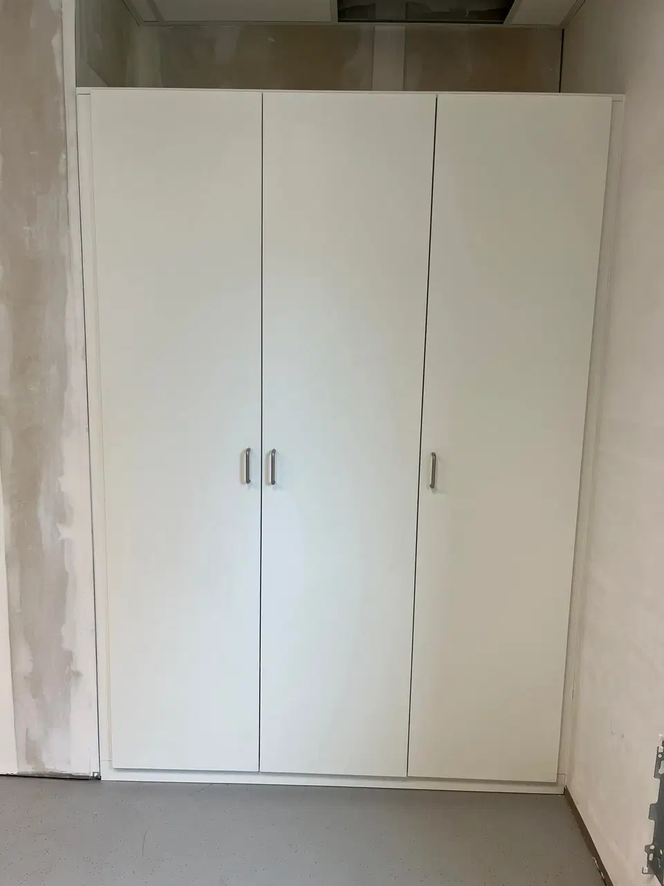 Une garde-robe toute hauteur dans une maison en gros œuvre