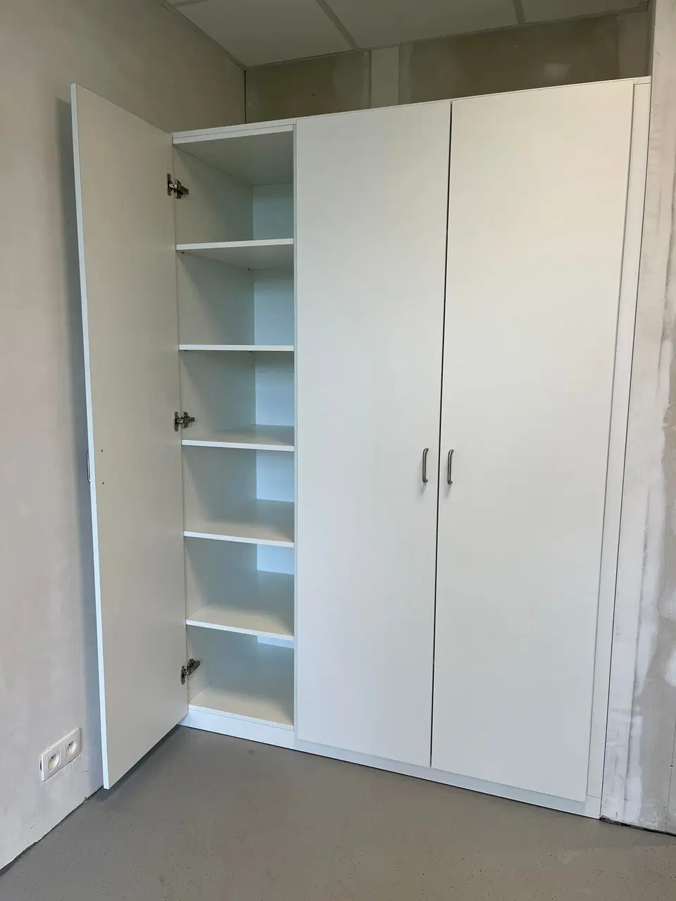 Une garde-robe toute hauteur dans une maison en gros œuvre — au début du chantier