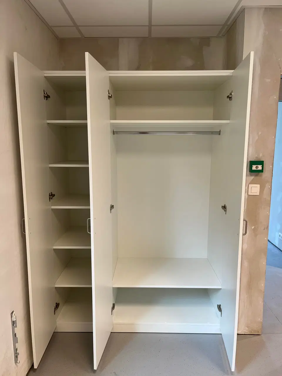 Une garde-robe toute hauteur dans une maison en gros œuvre — pendant les travaux