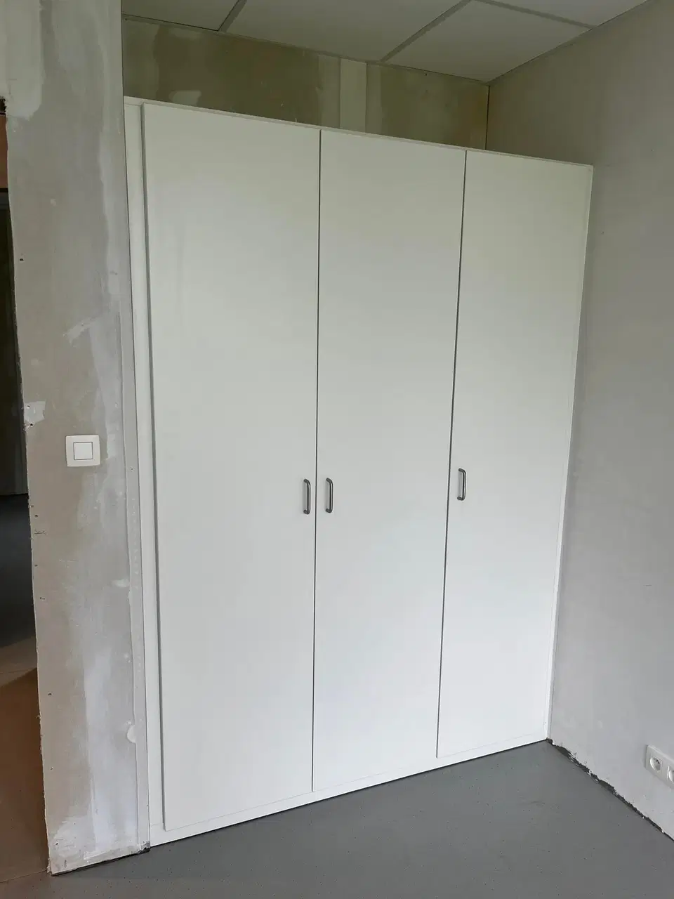 Une garde-robe toute hauteur dans une maison en gros œuvre — vers la fin du chantier