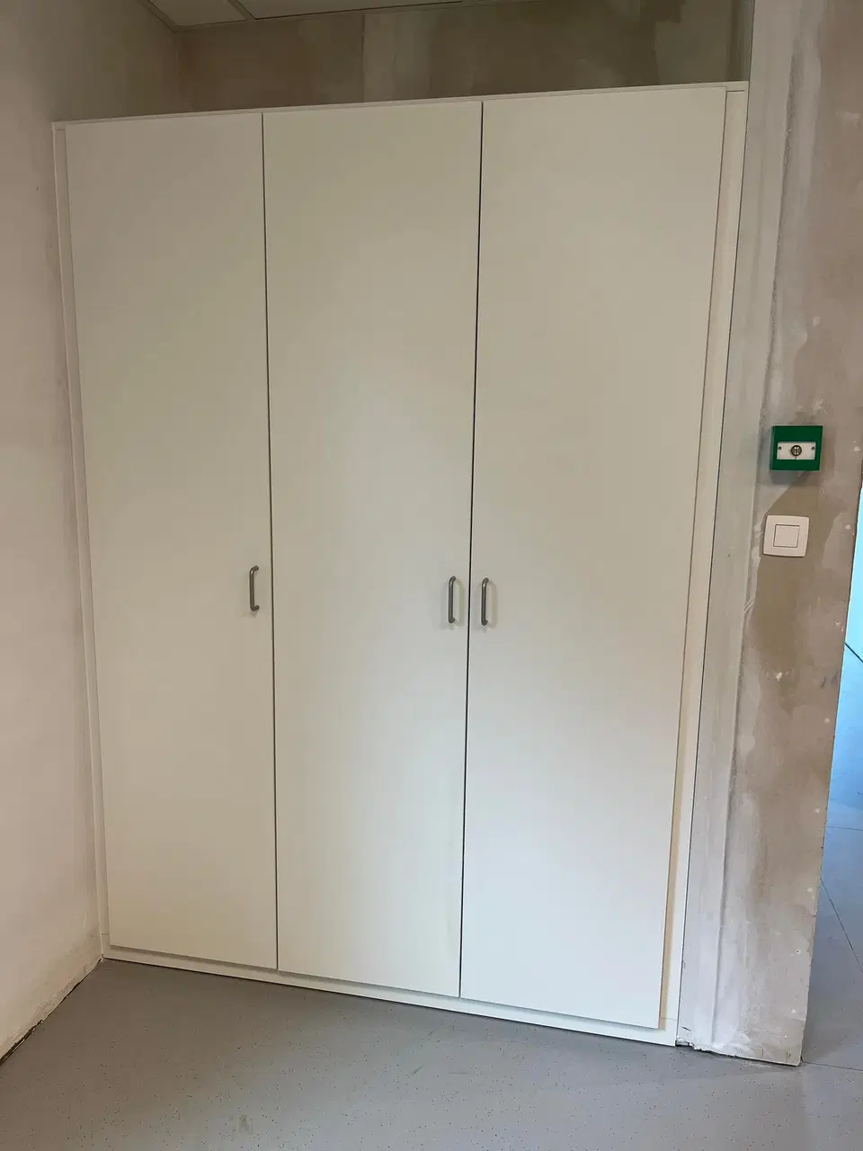 Une garde-robe toute hauteur dans une maison en gros œuvre — vers la fin du chantier