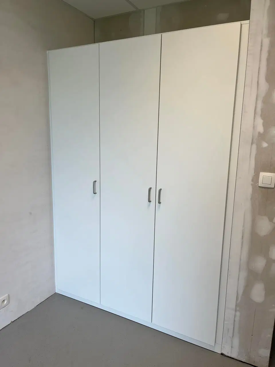 Une garde-robe toute hauteur dans une maison en gros œuvre — en fin de chantier