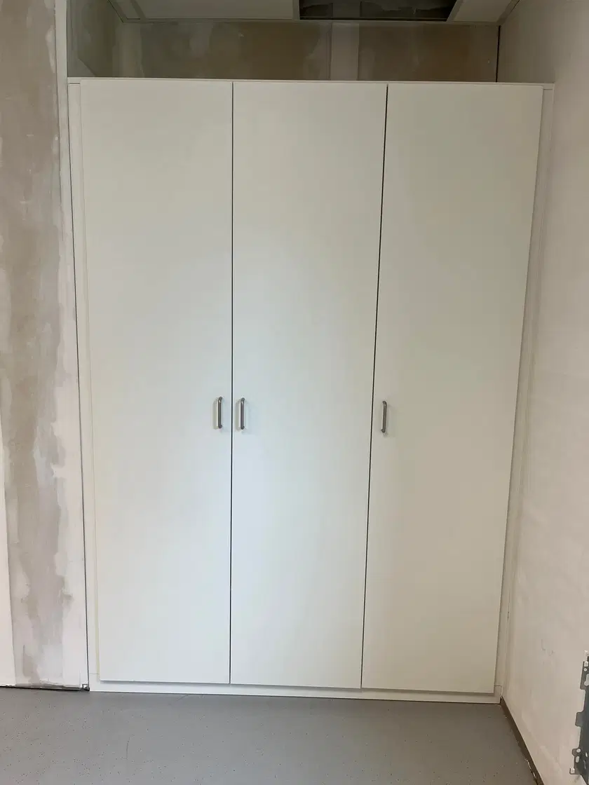 Une garde-robe toute hauteur dans une maison en gros œuvre