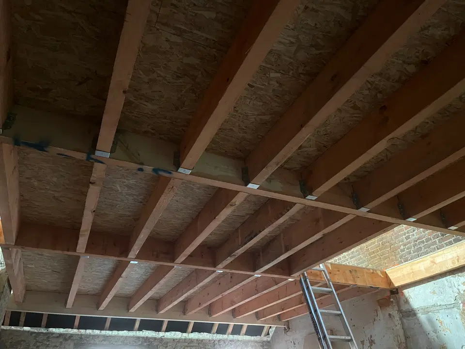 Gîtage 8 × 23 et 10 × 30, plancher OSB — pendant les travaux