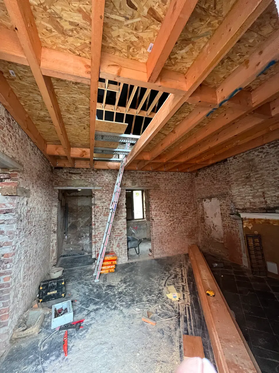 Gîtage 8 × 23 et 10 × 30, plancher OSB — vers la fin du chantier
